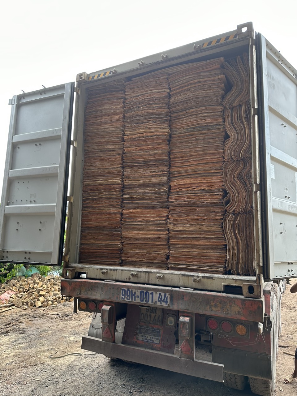 Công ty XNK Hương Phát cần tìm cước vận tải biển cho hàng ván bóc đi Ấn Độ