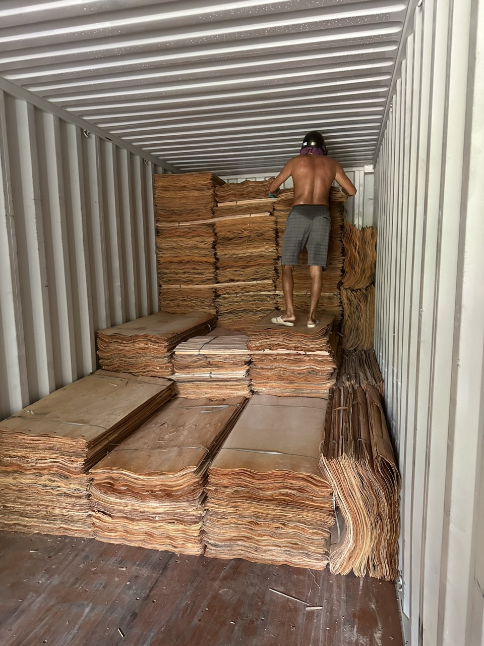 Công ty XK Minh Tâm cần tìm cước vận tải cho hàng ván bóc đi Ấn Độ