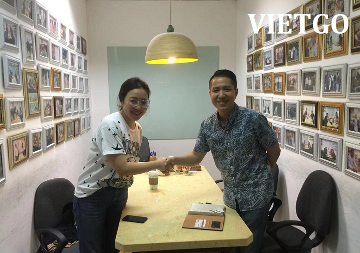 Nữ khách hàng người Trung Quốc cần nhập khẩu khăn bông đã tới thăm văn phòng làm việc của VIETGO để gửi lời cảm ơn chân thành nhất