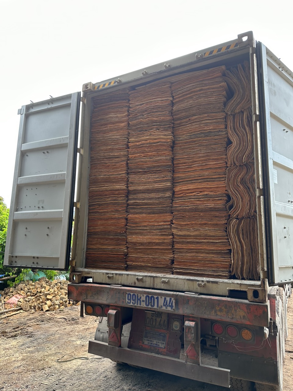 Công ty XNK Hương Phát cần tìm cước vận tải biển cho hàng ván bóc đi Ấn Độ
