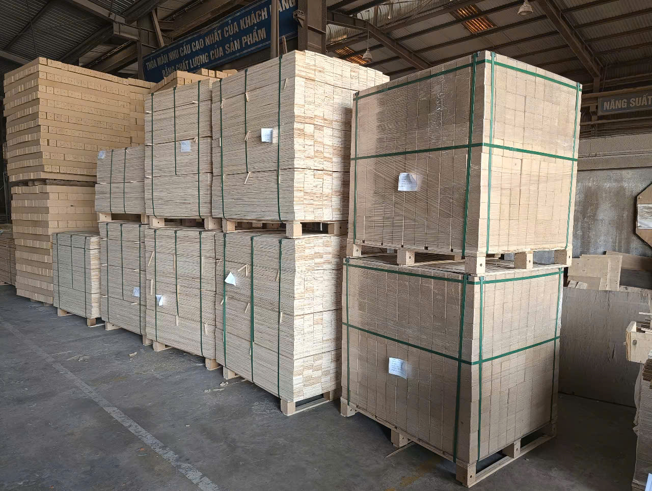 Cần tìm FWD báo giá cước vận tải hàng gỗ dán đi Ấn Độ