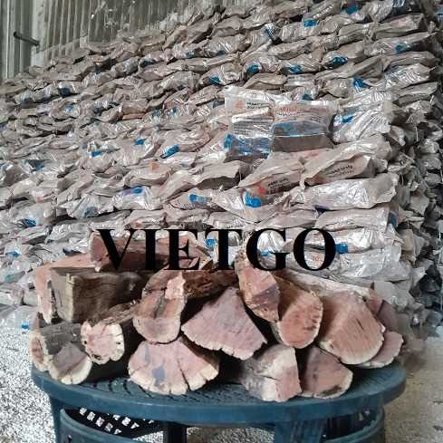 Vị khách hàng người Mỹ đang cần nhập mua sản phẩm củi gỗ 