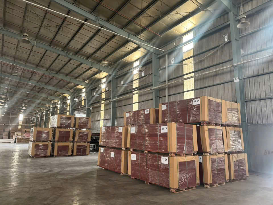 Cần tìm FWD báo giá cước vận tải hàng gỗ dán phủ phim đi Malaysia