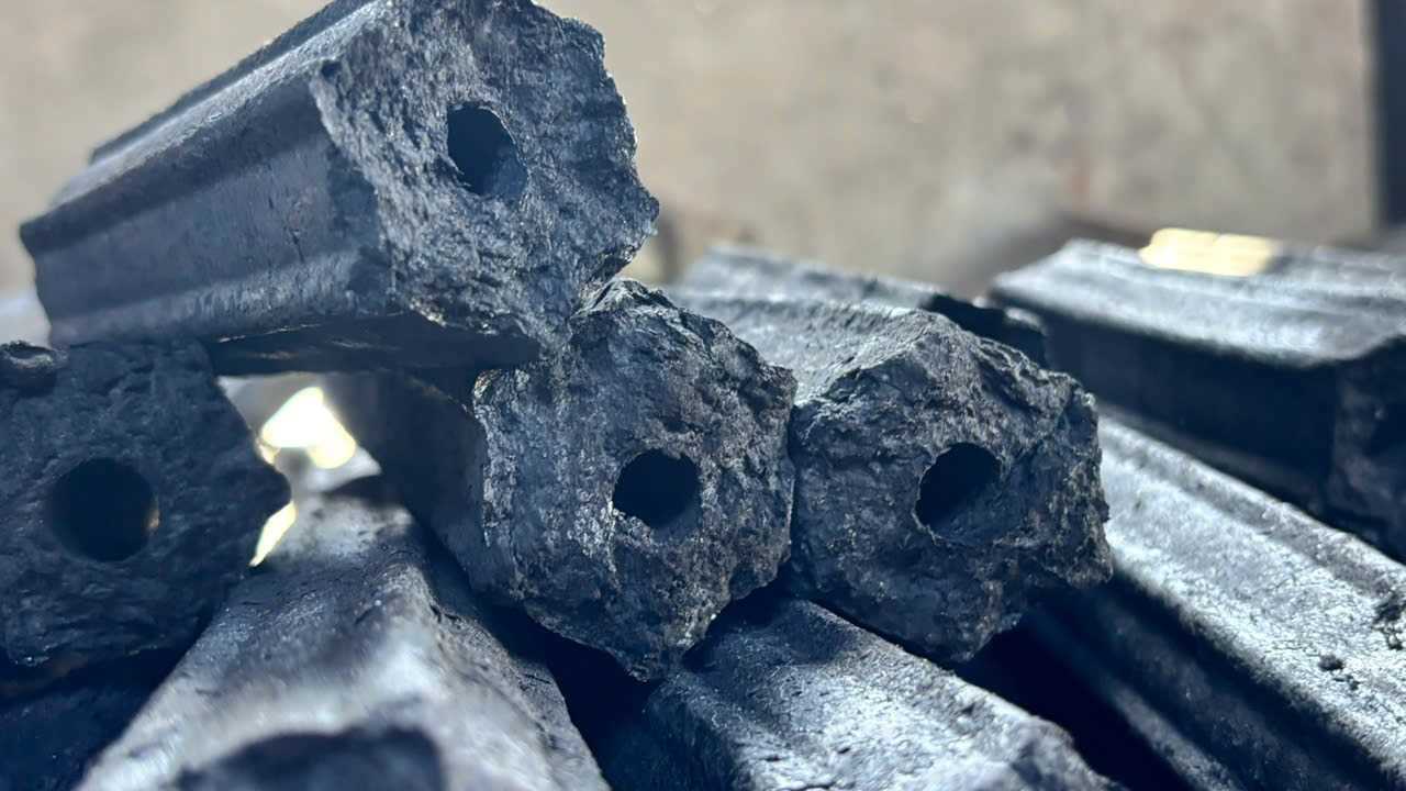 Cần tìm đơn vị vận tải hàng than sang Malaysia